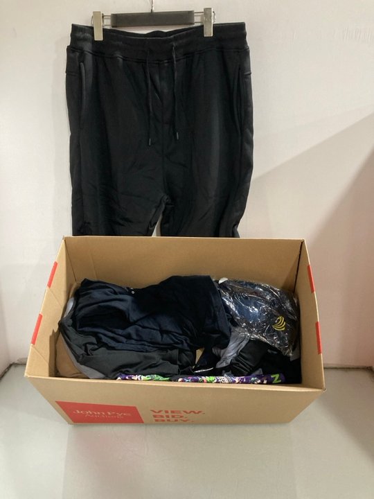 Lot 1272  
            Marchington SR13 - Parcel Delivery Only 

                
QTY OF ASSORTED MENS CLOTHING IN VARIOUS SIZES TO INCLUDE PAIR OF JIGGING BOTTOMS...