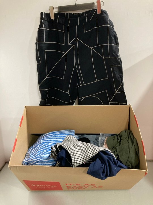 Lot 1276  
            Marchington SR13 - Parcel Delivery Only 

                
QTY OF ASSORTED LADIES CLOTHING IN VARIOUS SIZES TO INCLUDE TOMMY HILFIGER T-SHIR...