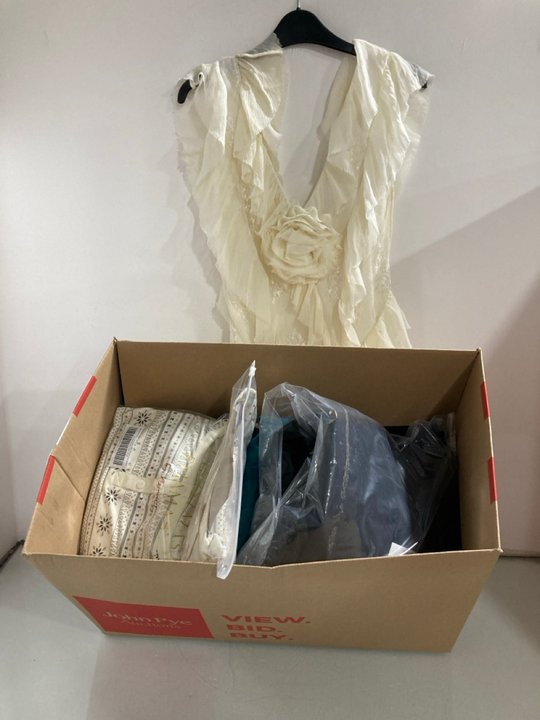 Lot 1277  
            Marchington SR13 - Parcel Delivery Only 

                
QTY OF ASSORTED LADIES CLOTHING IN VARIOUS SIZES TO INCLUDE PAIR OF MY CHRISTMAS ...