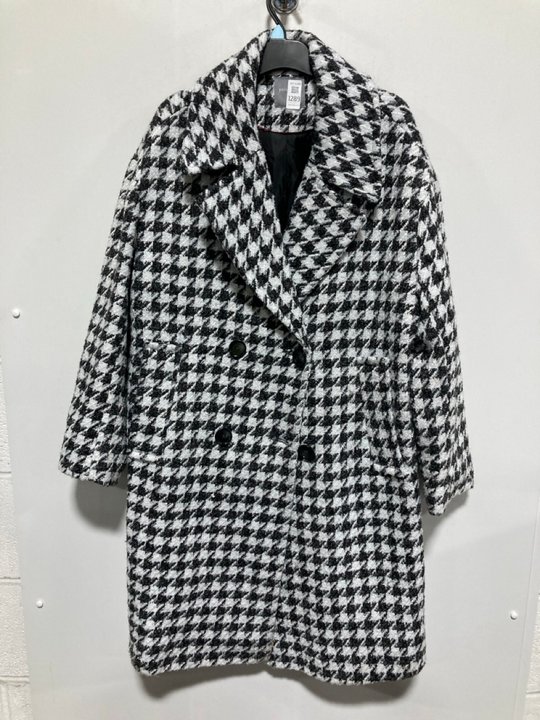 Lot 1289  
            Marchington SR13 - Parcel Delivery Only 

                
PRINCIPLES DOUBLE BREASTED LADIES LONG COAT IN BLACK/WHITE-UK SIZE 16: LOCATION -...