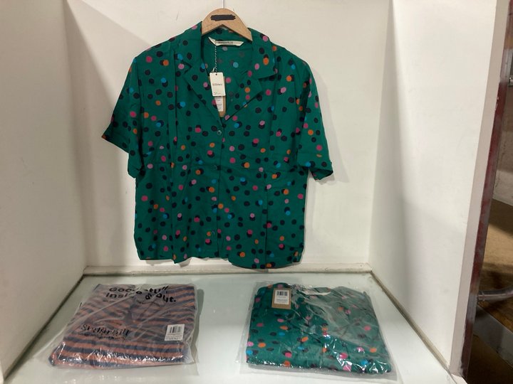 Lot 1296  
            Marchington SR13 - Parcel Delivery Only 

                
2 X SUGARHILL RAINBOW DAPPLED SPOT BLOUSES IN GREEN-UK SIZE 14 TO INCLUDE SUGAR H...