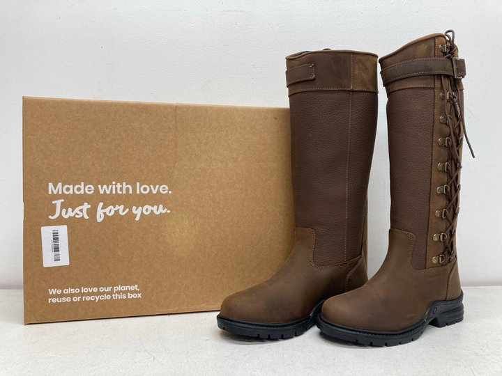 Lot 12  
            Marchington SR13 - Parcel Delivery Only 

                
HARRY HALL OVERSTONE WATERPROOF COUNTRY BOOTS IN BROWN-UK SIZE 6-ORIGINAL RRP £12...