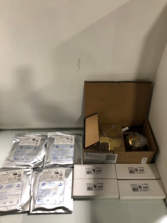 Lot 1306  
            Marchington SR13 - Parcel Delivery Only 

                
QTY OF ASSORTED LIGHTING ITEMS TO INCLUDE TOM DIXON LED LARGE PENDANT FITTING IN ...