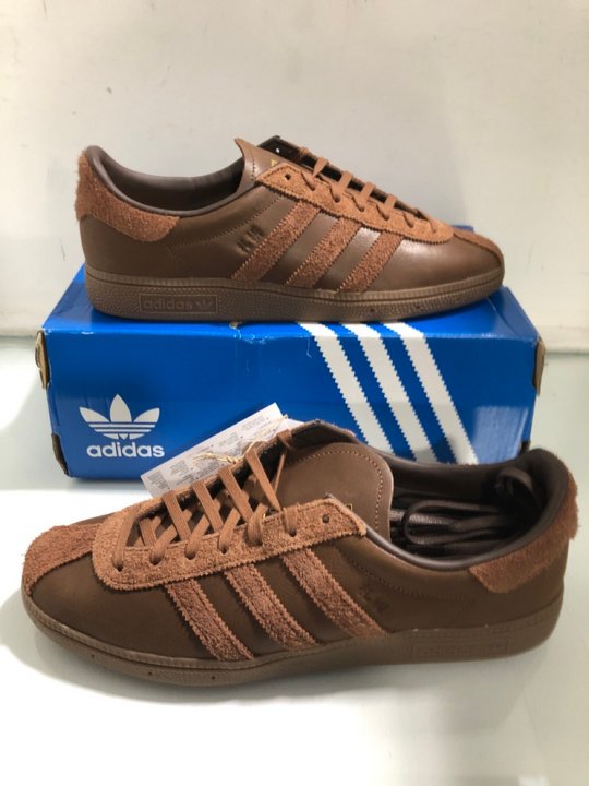 Lot 1307  
            Marchington SR13 - Parcel Delivery Only 

                
ADIDAS MENS SPR25 TRAINERS IN BROWN - SIZE UK 9: LOCATION - A9