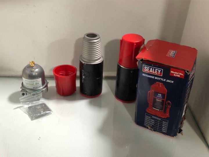 Lot 1308  
            Marchington SR13 - Parcel Delivery Only 

                
4 X ASSORTED HARDWARE ITEMS TO INCLUDE SEALEY 15 TONNE BOTTLE JACK - MODEL: SJ15:...