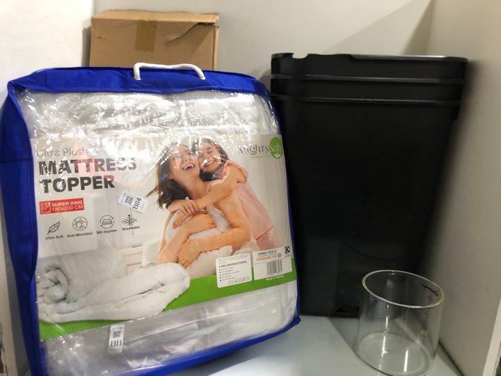 Lot 1313  
            Marchington SR13 - Parcel Delivery Only 

                
4 X ASSORTED HOUSEHOLD ITEMS TO INCLUDE GINOVA 1500 ML GLASS MEASURING JUG: LOCAT...