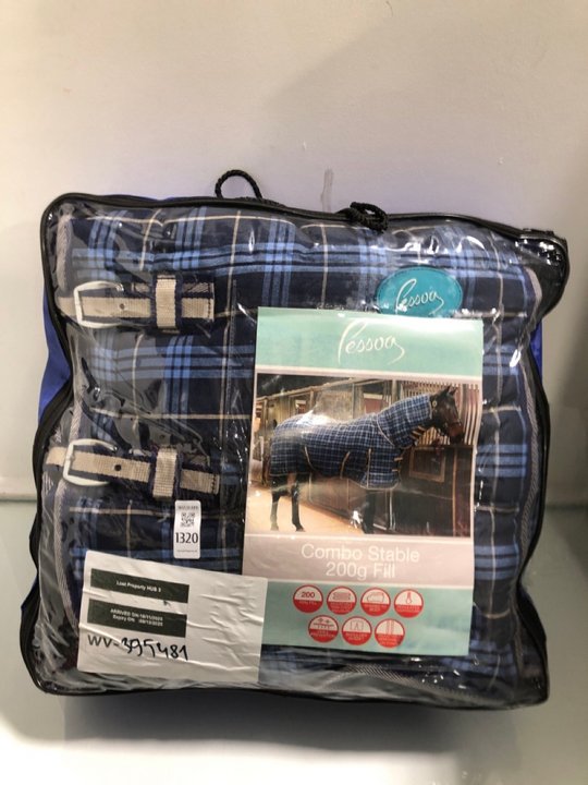 Lot 1320  
            Marchington SR13 - Parcel Delivery Only 

                
PESSOA COMBO STABLE 200G FILL TURNOUT RUG IN BLUE CHECK: LOCATION - A9