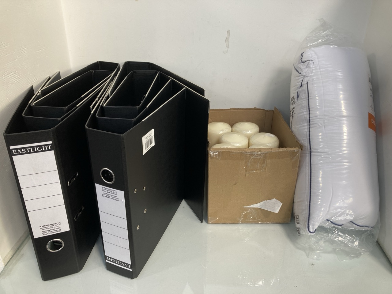 Lot 1324  
            Marchington SR13 - Parcel Delivery Only 

                
QTY OF ASSORTED HOUSEHOLD ITEMS TO INCLUDE BOX OF 6 GIES LARGE CANDLES IN CHAMPAG...