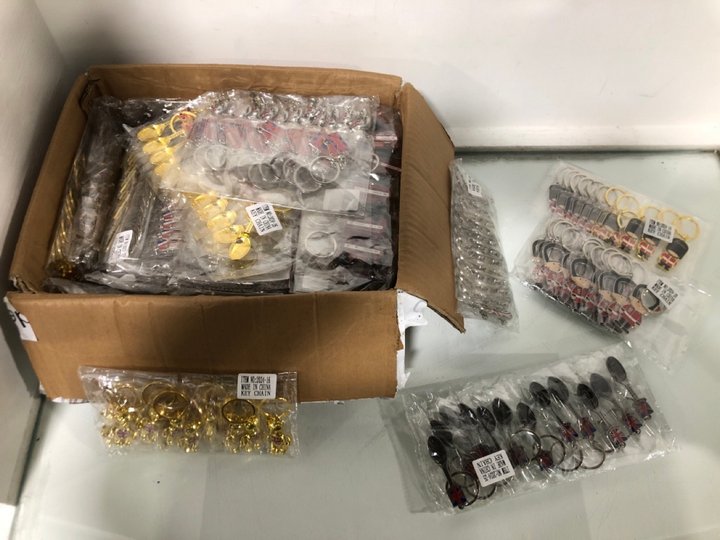 Lot 1326  
            Marchington SR13 - Parcel Delivery Only 

                
QTY OF LONDON SPOON KEYCHAIN SOUVENIRS: LOCATION - A8