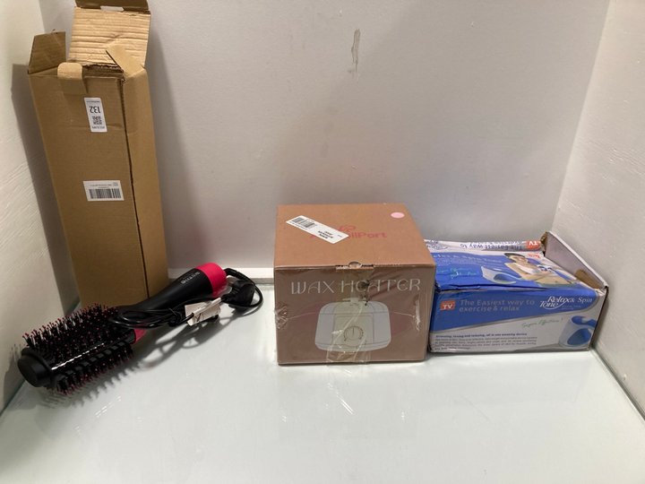 Lot 132  
            Marchington SR13 - Parcel Delivery Only 

                
3 X ASSORTED BEAUTY ITEMS TO INCLUDE HEATED BRUSH IN PINK & BLACK: LOCATION - C17