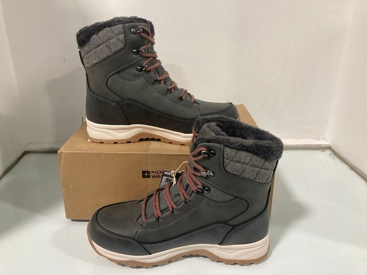 Lot 1358  
            Marchington SR13 - Parcel Delivery Only 

                
MOUNTAIN WAREHOUSE WOMENS TUNDRA WATERPROOF THERMAL SNOW BOOTS IN KHAKI - SIZE UK...