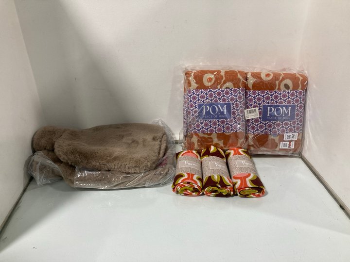 Lot 1361  
            Marchington SR13 - Parcel Delivery Only 

                
7 X ASSORTED POM POM HOUSEHOLD ITEMS TO INCLUDE 2 X POM POM HOT WATER BOTTLES: LO...