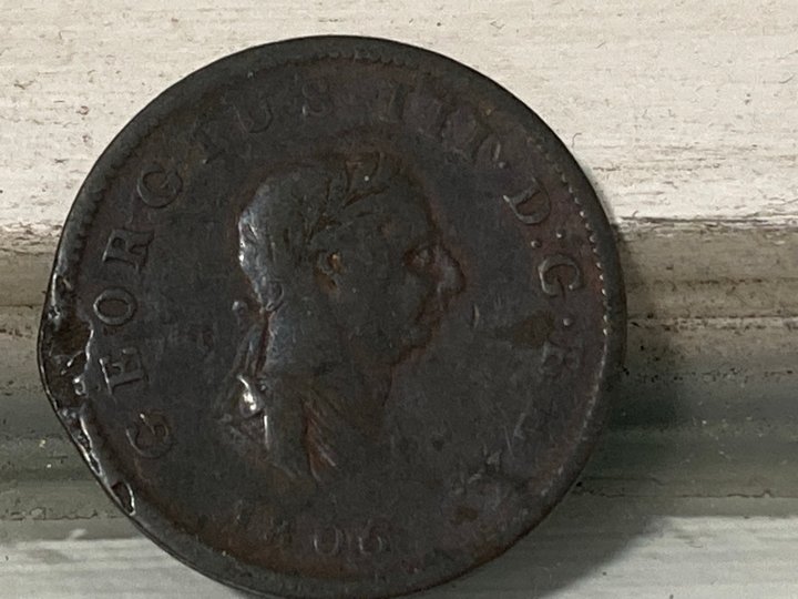 Lot 1369  
            Marchington SR13 - Parcel Delivery Only 

                
GEORGE III COPPER HALF PENNY COIN, 1806: LOCATION - A6