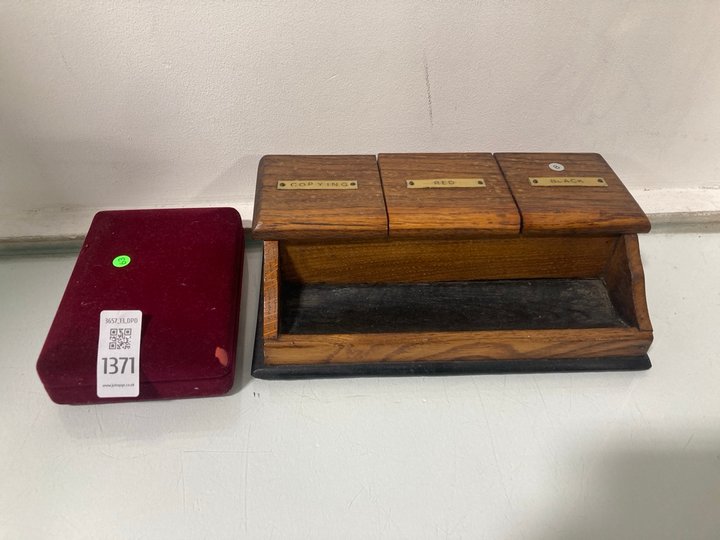 Lot 1371  
            Marchington SR13 - Parcel Delivery Only 

                
LIDDED WOODEN DESK TIDY TO INCLUDE ANTIQUE SILVER COLOURED PASTE NECKLACE: LOCATI...