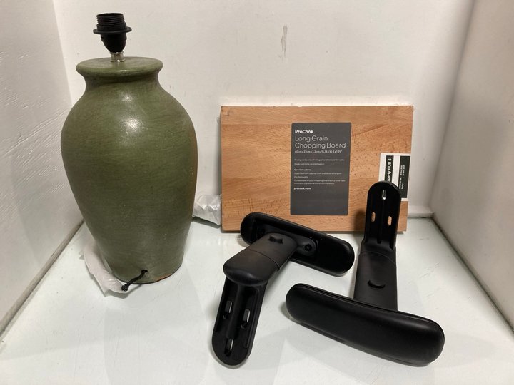 Lot 1422  
            Marchington SR13 - Parcel Delivery Only 

                
3 X HOUSEHOLD ITEMS TO INCLUDE PROCOOK LONG GRAIN CHOPPING BOARD: LOCATION - A5