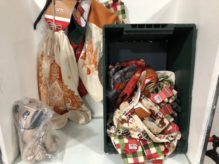 Lot 1424  
            Marchington SR13 - Parcel Delivery Only 

                
QTY OF ASSORTED CHRISTMAS ITEMS TO INCLUDE QTY OF FURN REUSABLE GIFT SACKS: LOCAT...