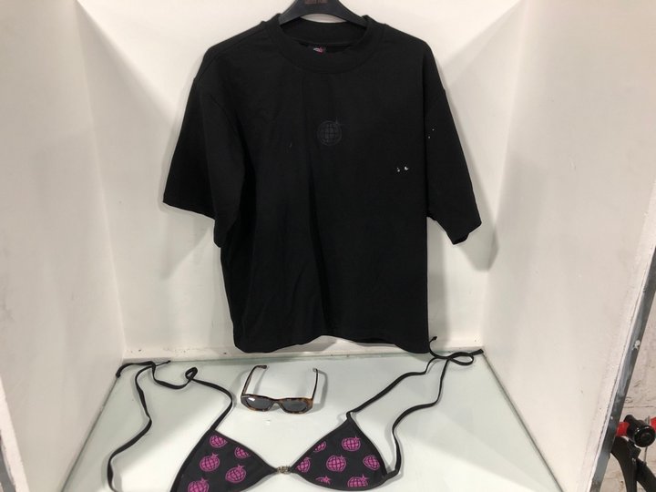 Lot 1425  
            Marchington SR13 - Parcel Delivery Only 

                
3 X ASSORTED CLOTHING & APPAREL IN VARIOUS SIZES TO INCLUDE PARTY S/S DISCO BALL ...