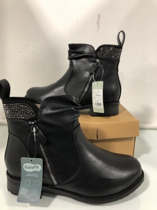Lot 1428  
            Marchington SR13 - Parcel Delivery Only 

                
EASYFIT WOMENS SIDE ZIP ANKLE BOOTS IN BLACK - SIZE UK 7: LOCATION - A4