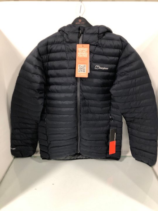 Lot 1446  
            Marchington SR13 - Parcel Delivery Only 

                
BERGHAUS MENS VASKYE JACKET IN NAVY - SIZE UK S: LOCATION - A3