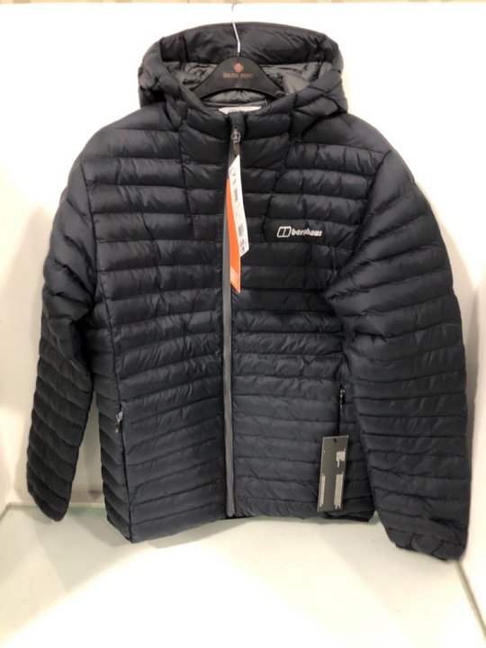 Lot 1449  
            Marchington SR13 - Parcel Delivery Only 

                
BERGHAUS MENS VASKYE JACKET IN NAVY - SIZE UK S: LOCATION - A3