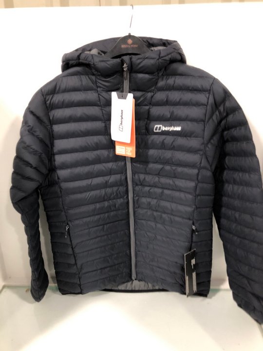 Lot 1450  
            Marchington SR13 - Parcel Delivery Only 

                
BERGHAUS MENS VASKYE JACKET IN NAVY - SIZE UK S: LOCATION - A3