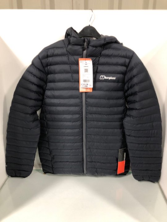 Lot 1452  
            Marchington SR13 - Parcel Delivery Only 

                
BERGHAUS MENS VASKYE JACKET IN NAVY - SIZE UK S: LOCATION - A3