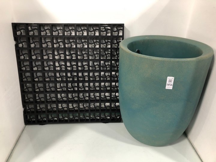 Lot 1456  
            Marchington SR13 - Parcel Delivery Only 

                
TIUM OUTDOOR PLASTIC PLANTER IN GREEN TO INCLUDE BOX OF PLASTIC GRIDS IN BLACK: L...