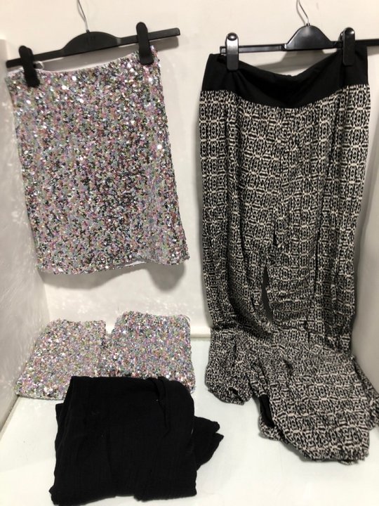 Lot 1488  
            Marchington SR13 - Parcel Delivery Only 

                
QTY OF ASSORTED WOMENS CLOTHING IN VARIOUS SIZES TO INCLUDE APRICOT SMOCKED WAIST...