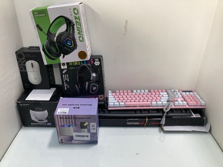 Lot 149  
            Marchington SR13 - Parcel Delivery Only 

                
QTY OF ASSORTED TECH ITEMS TO INCLUDE Y2 WIRELESS KARAOKE SET: LOCATION - C16