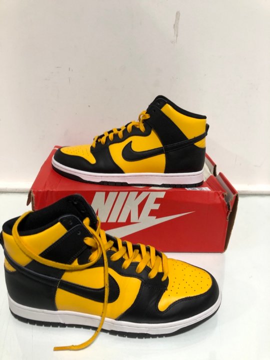 Lot 1501  
            Marchington SR13 - Parcel Delivery Only 

                
NIKE DUNK HI RETRO TRAINERS IN UNIVERSITY GOLD/BLACK-WHITE - SIZE UK 10 - ORIGINA...