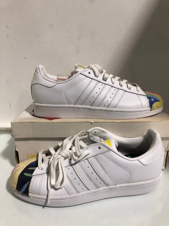 Lot 1502  
            Marchington SR13 - Parcel Delivery Only 

                
ADIDAS SUPERSTAR PHARRELL WILLIAMS TRAINERS IN WHITE MULTI - SIZE UK 8: LOCATION ...