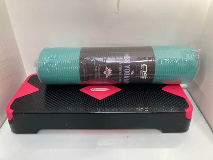 Lot 164  
            Marchington SR13 - Parcel Delivery Only 

                
ACTIVE FOREVER WY-S-289 STEPPER IN PINK TO INCLUDE YOGA MAT IN GREEN: LOCATION - C15