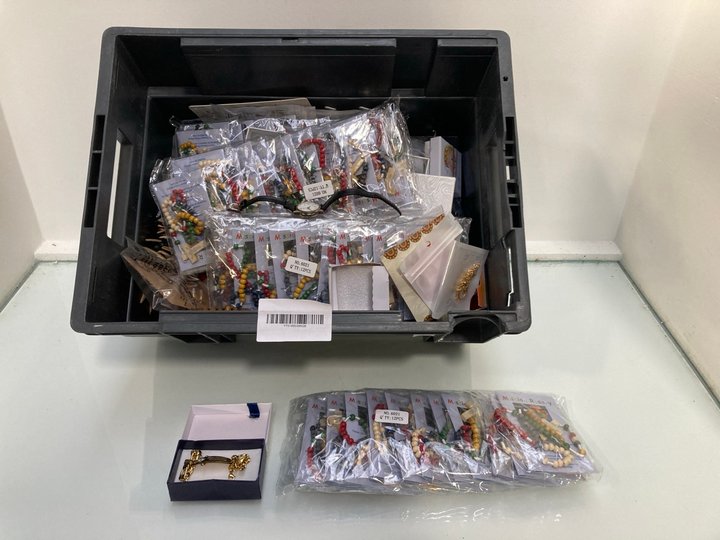 Lot 171  
            Marchington SR13 - Parcel Delivery Only 

                
QTY OF ASSORTED JEWELLERY ITEMS TO INCLUDE QTY OF MISSION ROSARIES: LOCATION - C15