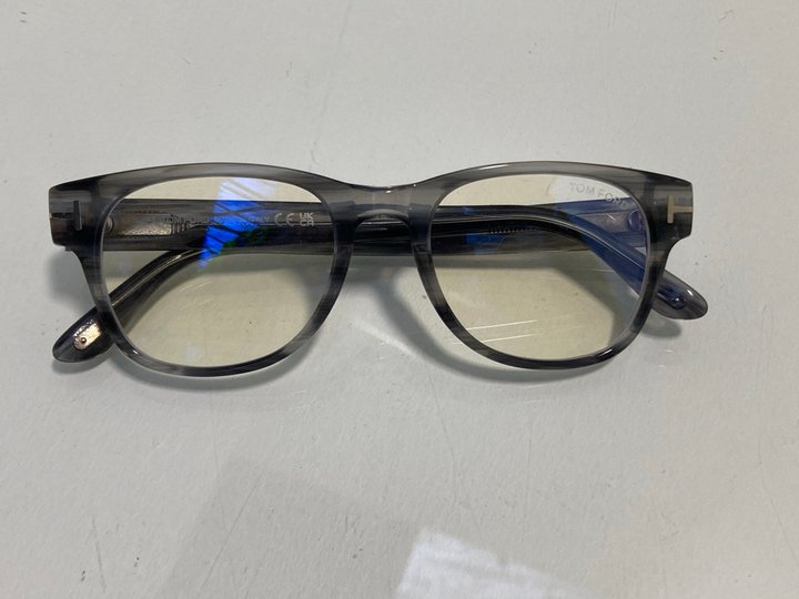 Lot 184  
            Marchington SR13 - Parcel Delivery Only 

                
TOM FORD FT 588-B READING GLASSES WITH SMOKEY GREY FRAME-ORIGINAL RRP £123.00: LO...