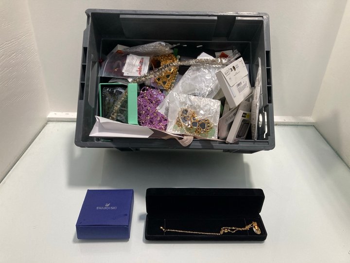 Lot 192  
            Marchington SR13 - Parcel Delivery Only 

                
QTY OF ASSORTED JEWELLERY ITEMS TO INCLUDE SWAROVSKI SMALL HOOP SILVER EARRINGS: ...