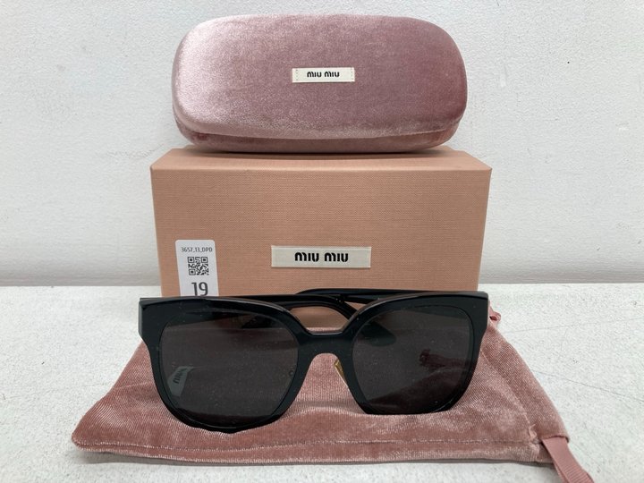Lot 19  
            Marchington SR13 - Parcel Delivery Only 

                
MIU MIU MU 09WS SUNGLASSES IN BLACK-ORIGINAL RRP £181.00: LOCATION - BOOTH