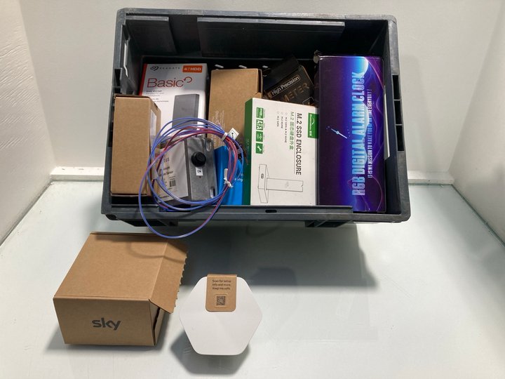 Lot 209  
            Marchington SR13 - Parcel Delivery Only 

                
QTY OF ASSORTED TECH ITEMS TO INCLUDE RGB DIGITAL ALARM CLOCK: LOCATION - C14