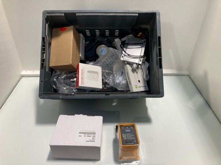 Lot 212  
            Marchington SR13 - Parcel Delivery Only 

                
QTY OF ASSORTED ITEMS TO INCLUDE FLUKE RCD SOCKET TESTER WITH BEEPER: LOCATION - C14