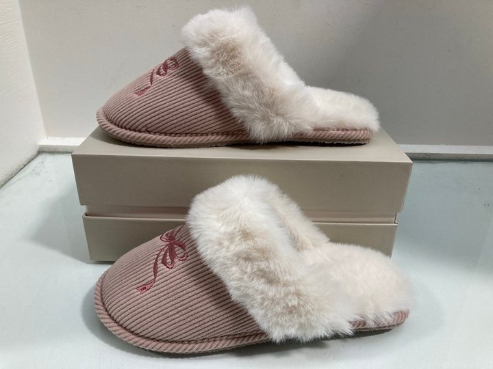 Lot 226  
            Marchington SR13 - Parcel Delivery Only 

                
CHELSEA PEERS CORDUROY EMBROIDERED RIBBON SLIPPERS IN PINK - SIZE UK 7-8: LOCATIO...