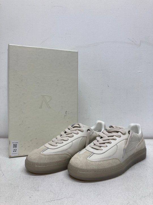 Lot 22  
            Marchington SR13 - Parcel Delivery Only 

                
REPRESENT VIRTUS TRAINERS IN VINTAGE WHITE-UK SIZE 9-ORIGINAL RRP £190.00: LOCATI...