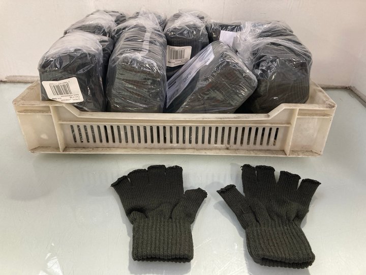 Lot 250  
            Marchington SR13 - Parcel Delivery Only 

                
QTY OF DARK GREY WINTER GLOVES - ONE SIZE: LOCATION - C11