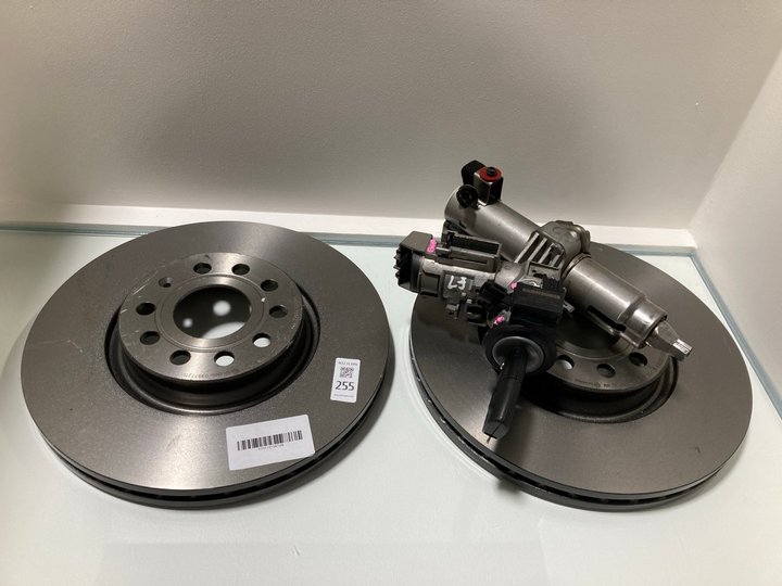 Lot 255  
            Marchington SR13 - Parcel Delivery Only 

                
2 X CAR BRAKE DISCS TO INCLUDE FORD FIESTA IGNITION SWITCH BARREL AND KEY: LOCATI...