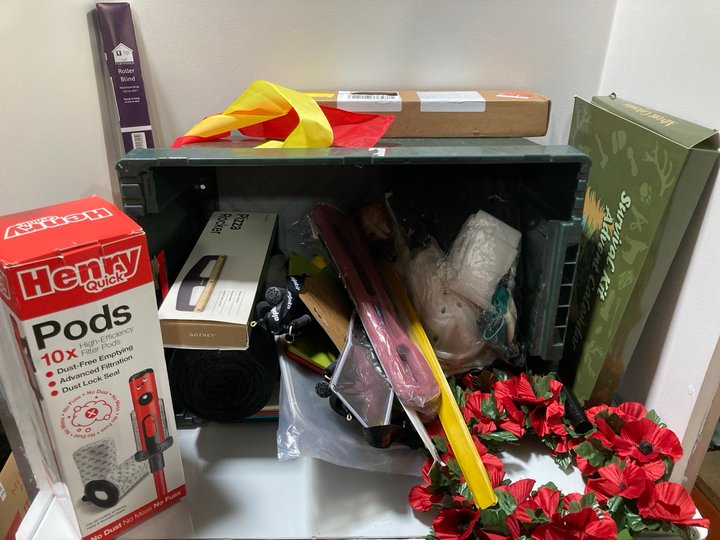 Lot 258  
            Marchington SR13 - Parcel Delivery Only 

                
QTY OF HOUSEHOLD ITEMS TO INCLUDE CHOPPING BOARDS IN VARIOUS SIZES AND COLORS: LO...