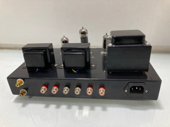 Lot 282  
            Marchington SR13 - Parcel Delivery Only 

                
CAR AMPLIFIER: LOCATION - C10