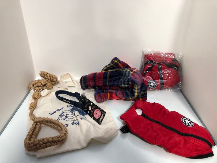 Lot 304  
            Marchington SR13 - Parcel Delivery Only 

                
QTY OF PET ITEMS TO INCLUDE BAILEY AND COCO TRAIL & GLOW DOG COLLAR: LOCATION - C9