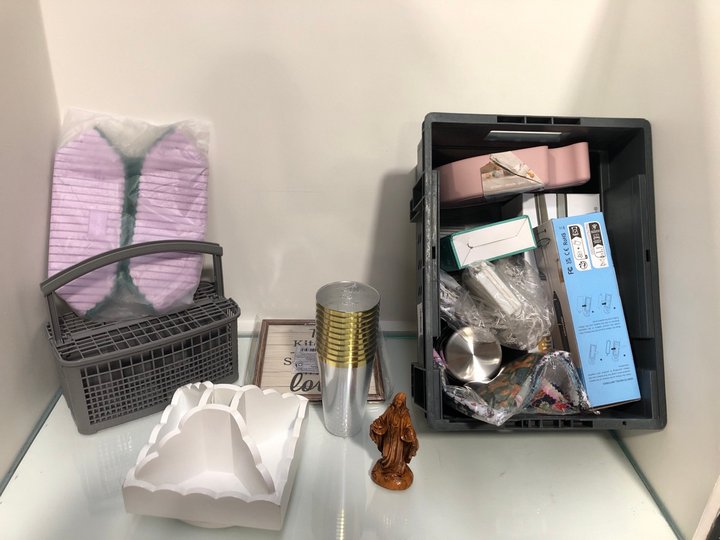 Lot 307  
            Marchington SR13 - Parcel Delivery Only 

                
QTY OF HOUSEHOLD ITEMS TO INCLUDE MULTI-FUNCTION CAMPING LAMP: LOCATION - C9