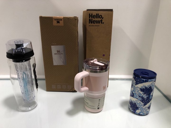 Lot 319  
            Marchington SR13 - Parcel Delivery Only 

                
5 X ASSORTED WATER BOTTLES TO INCLUDE THE NEWT PURPLE WATER BOTTLE: LOCATION - C8