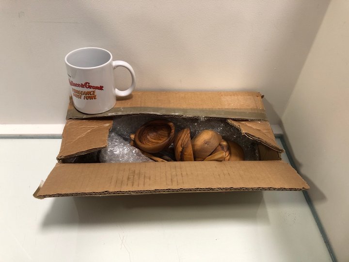 Lot 321  
            Marchington SR13 - Parcel Delivery Only 

                
BOX OF HANDCRAFTED OLIVE WOOD UTENSIL & MINI BOWLS SET TO INCLUDE WHITE MUG: LOCA...