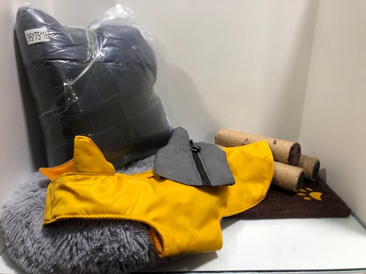 Lot 322  
            Marchington SR13 - Parcel Delivery Only 

                
QTY OF PET ITEMS TO INCLUDE SISAL ROPE CAT TOYS: LOCATION - C8