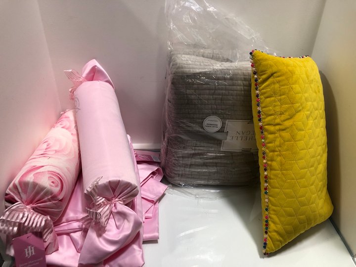 Lot 323  
            Marchington SR13 - Parcel Delivery Only 

                
QTY OF BEDDING ITEMS TO INCLUDE MICHELLE KEEGAN VELVET STRIPE BEDSPREAD - SIZE: 1...